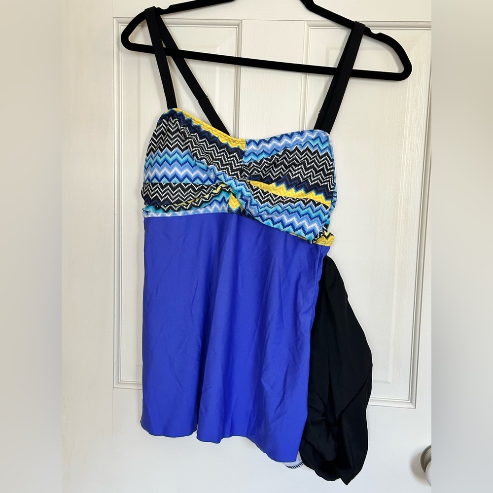 NWOT Blue and Black Zigzag Tankini with Black Shorts Bottoms - size L